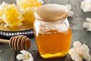 Raw honey vs regular honey on table